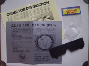 The Hitchhiker’s Guide to the Galaxy -pelin (1984) mukana toimitettuja oheistarvikkeita (engl. “feelies”). Kuvalähde: Wikipedia.