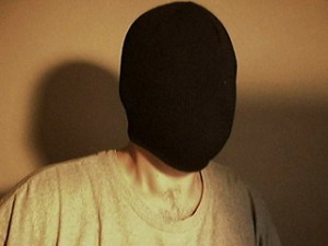 Verkossa toimitaan usein nimimerkin takaa "naamioituneina", mutta joissain verkkoyhteisöissä esiinnytään myös omalla nimellä. (Lähde: Wikipedia)