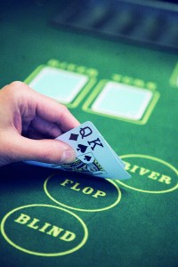 Pokeri kasinossa pelattavana pöytäpelinä (Kuvaaja Ville Juurikkala)