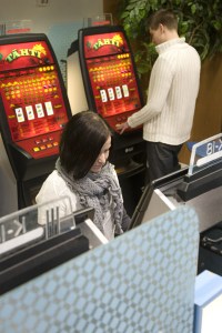 Raha-automaattipelejä (Kuvaaja Marko Hakala)