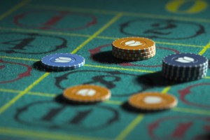 Rulettipöytä ja pelimerkkejä (Kuvaaja Ville Juurikkala)